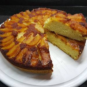 Torta de manzana invertida con bizcochuelo simple (tipo vainillas)