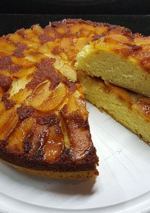 Una foto de Torta de manzana invertida con bizcochuelo simple (tipo vainillas)