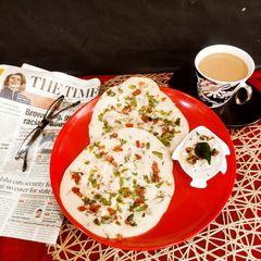 A picture of Rava Uttapam with Coconut Chutney.