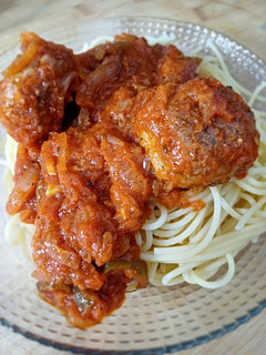 Una foto de Espaguetis con albóndigas vegetarianas en salsa de cebolla con tomate