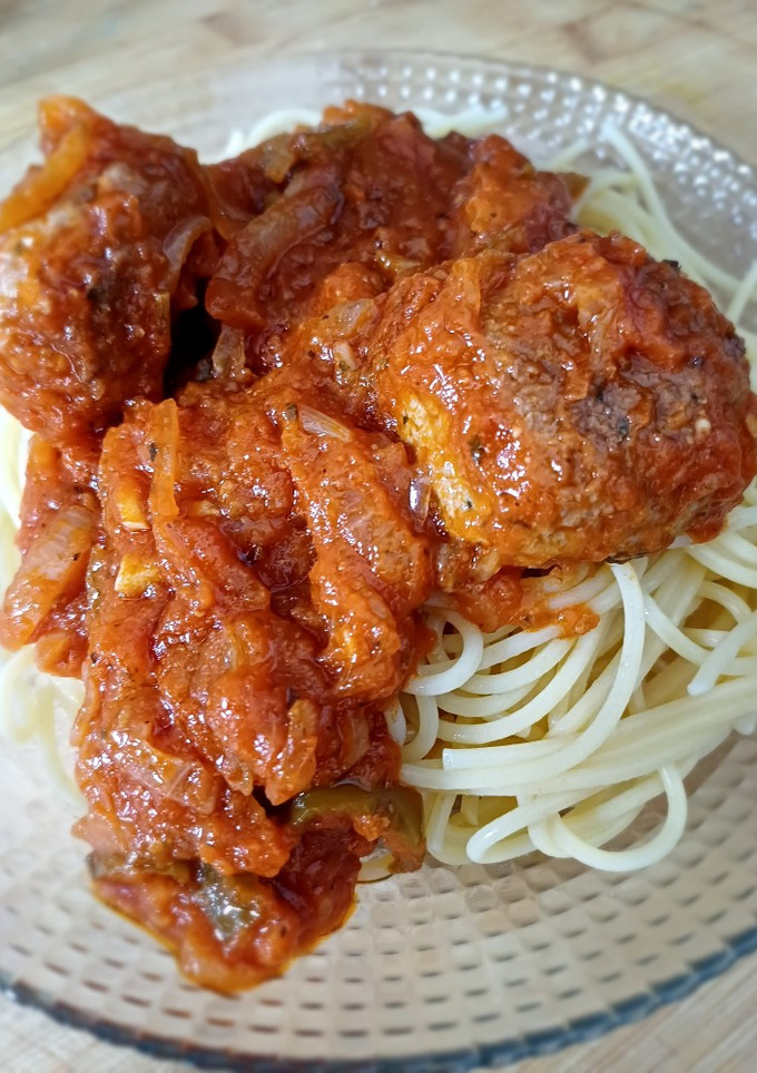 Una foto de Espaguetis con albóndigas vegetarianas en salsa de cebolla con tomate