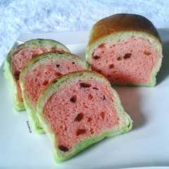 A picture of Roti Tawar Kismis (Raisins Bread).