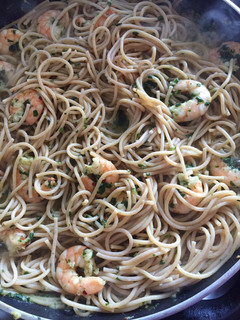 Una foto de Spaguetis integrales con gambas al ajillo