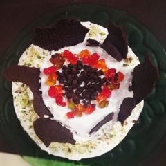 A picture of Steamed chocolate brownie cake with jelly and choco chips.