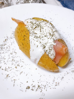 Una foto de Patata al horno con salmón y crema agria!
