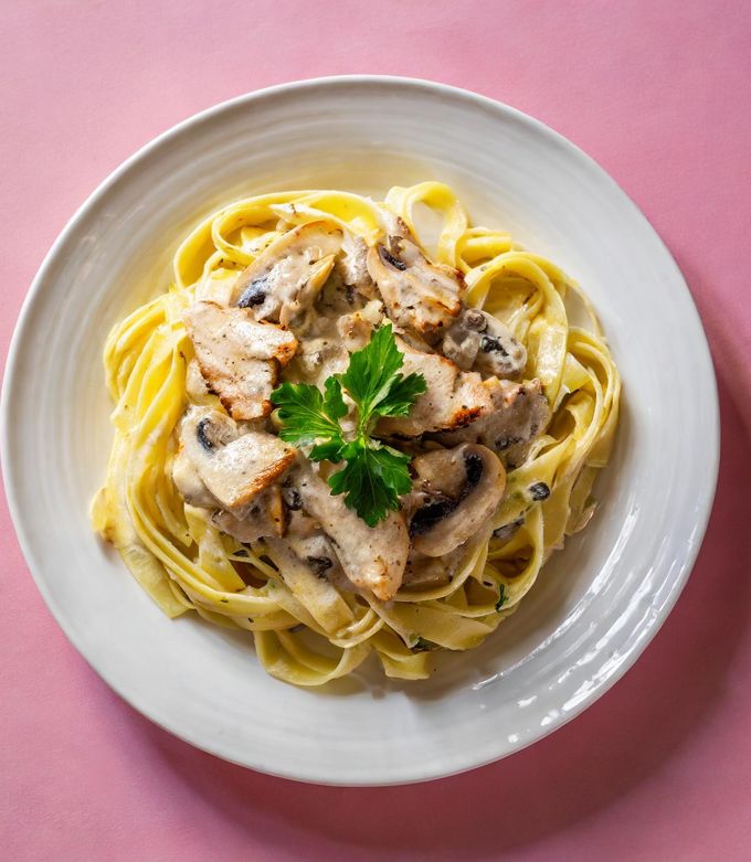 Une photo de Tagliatelles à la Sauce Crémeuse à la Mascarpone et aux Champignons avec Poulet Grillé ! 🇮🇹