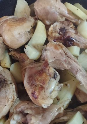 Una foto de Patitas de pollo doradas en sartén, con cebollas, especias y papas