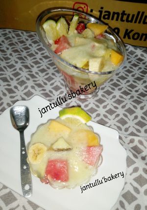 A picture of Pinneapple mint smoothie fruits mix.