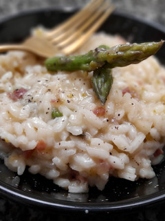 Una foto de Risotto de jamón y espárragos