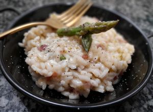 Una foto de Risotto de jamón y espárragos