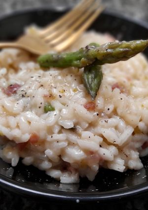 Una foto de Risotto de jamón y espárragos