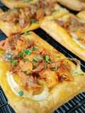 Tostadas de hojaldre con cebolla, atún y arenque en salsa de tomate