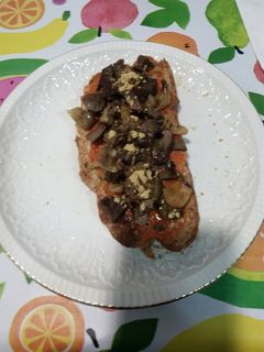 Una foto de Tostada con hígado encebollado