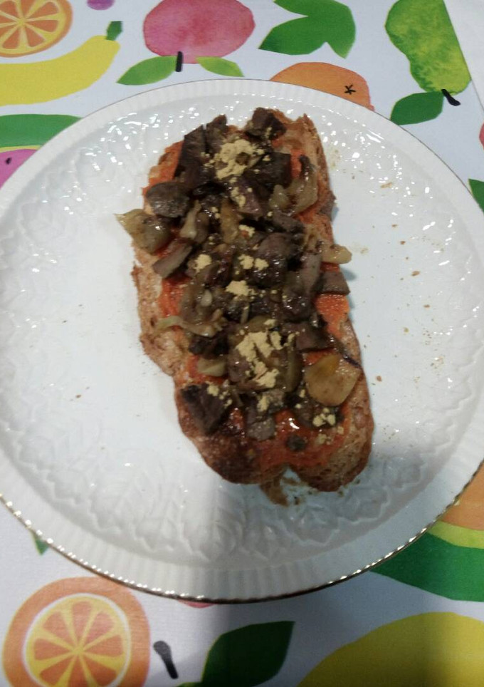 Una foto de Tostada con hígado encebollado