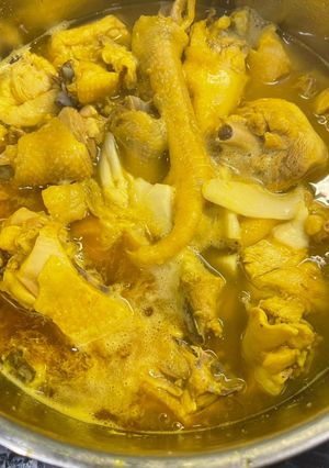 Hình của món Gà rang nước dừa.