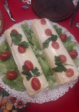 Una foto de Arrollado uno de jamón y queso, otro de atún