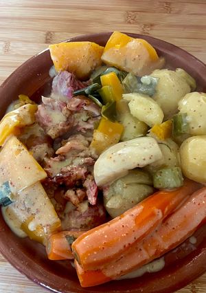 Une photo de Jarret de porc légumes d'hiver sauce moutarde