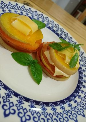 Una foto de Torres de calabaza caprese
