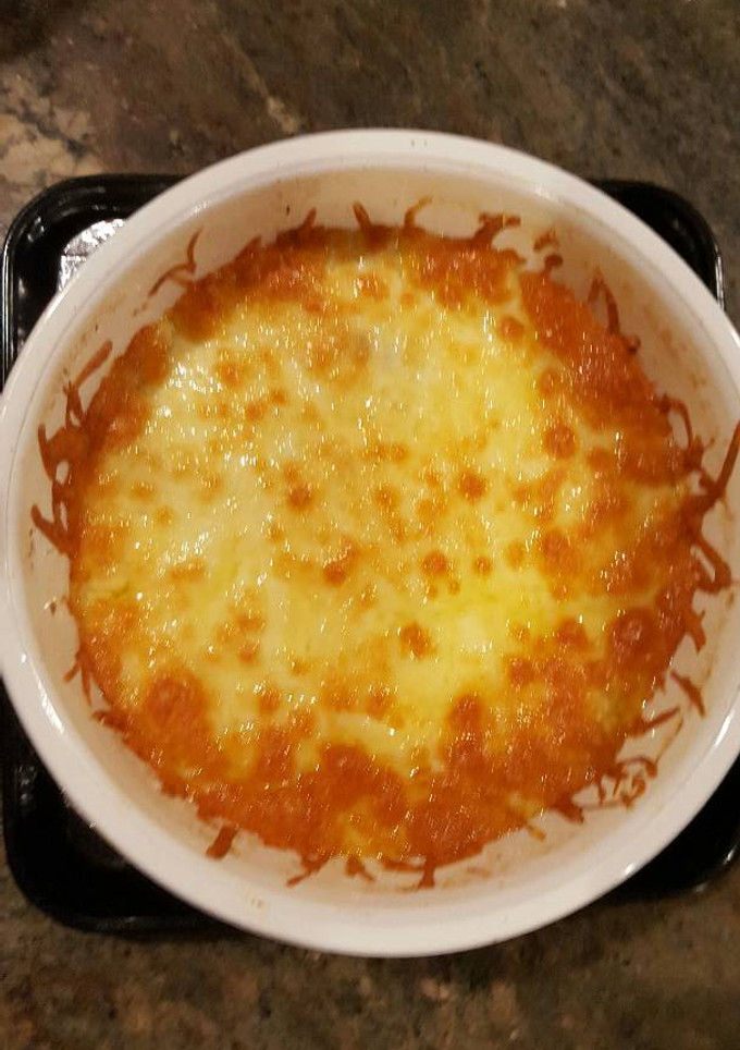 Una foto de Queso fundido con hongos, chorizo y rajas de poblano