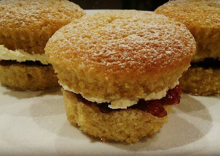 Easiest Way to Make Any-night-of-the-week Mini Vicki Sponges