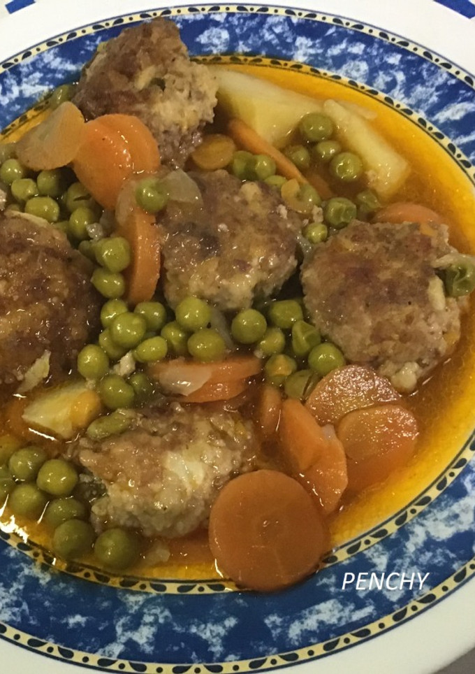 Una foto de Pelotas con menestra de verdura al vino blanco