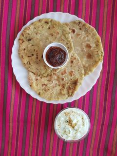 ચોળી ના પરાઠા(green choli pratha recipe in Gujarati) રેસીપી મુખ્ય ફોટો