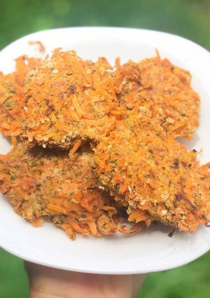 Una foto de 🍀🥕Torrejitas veganas de zanahoria en sartén🥕🍀