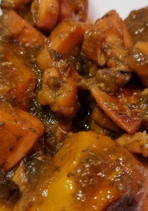 Una foto de Choco da Ría de Vigo guisado con patacas e Kombu