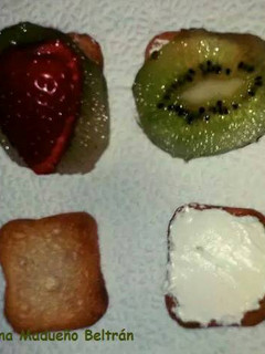 Una foto de Mini biscotes con queso y frutas 🍓🍍