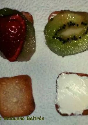 Una foto de Mini biscotes con queso y frutas 🍓🍍
