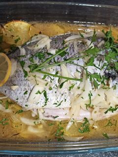 Una foto de Pescado al horno con patatas y cebolla 🐟 🥔 🧅
