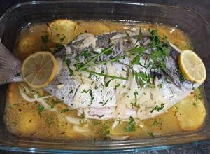 Foto principal de Pescado al horno con patatas y cebolla 🐟 🥔 🧅