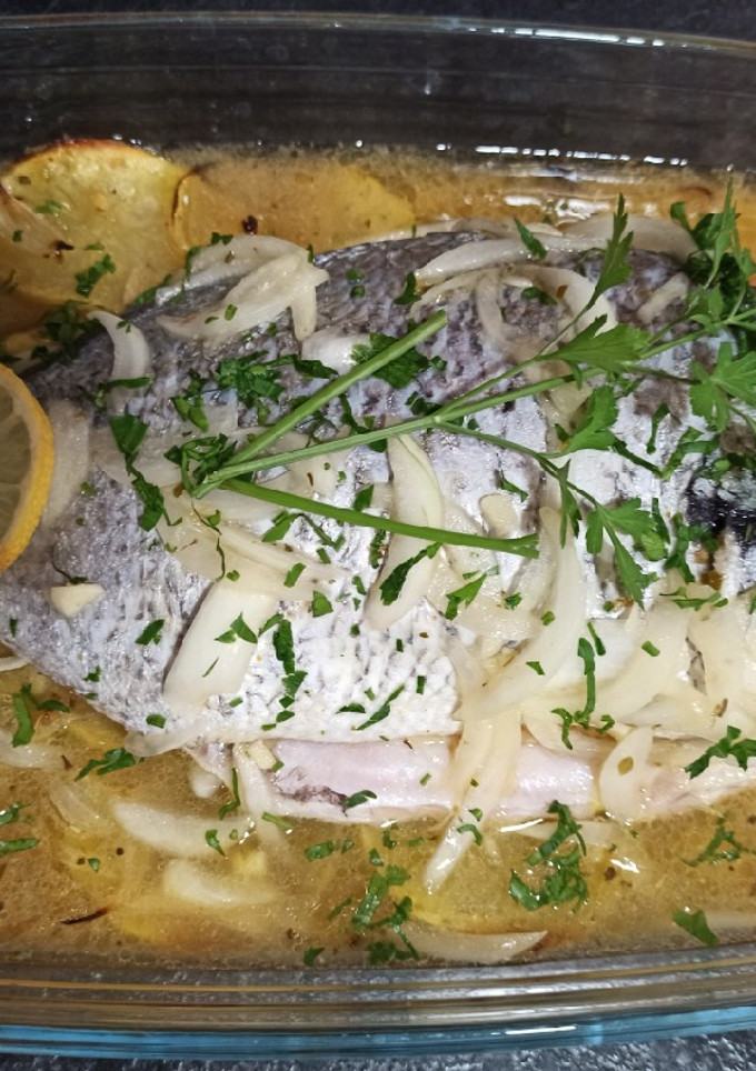 Una foto de Pescado al horno con patatas y cebolla 🐟 🥔 🧅