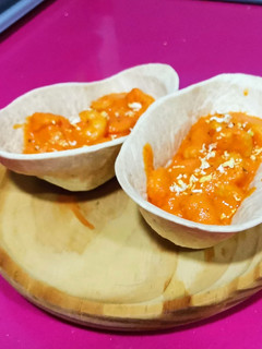 Una foto de Barquitas con gambas y salsa de piquillo