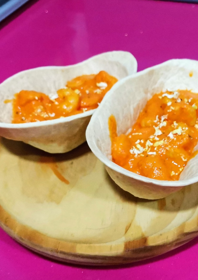 Una foto de Barquitas con gambas y salsa de piquillo