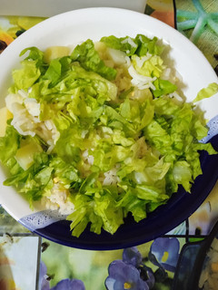 Una foto de Ensalada de lechuga, arroz, huevos, papas y mayonesa