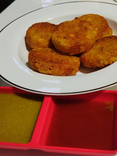 आलू की टिक्की(aloo ki tikki recipe in hindi) रेसिपी मुख्य फोटो