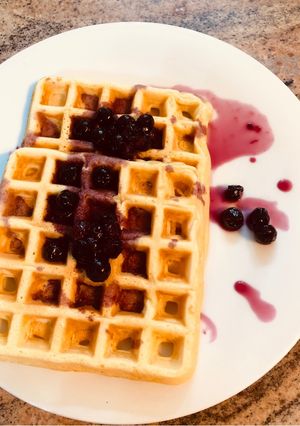 Φωτογραφία της συνταγής Waffles με σως μύρτιλλα-λεμόνι