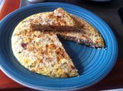 Una foto de tortilla de atun