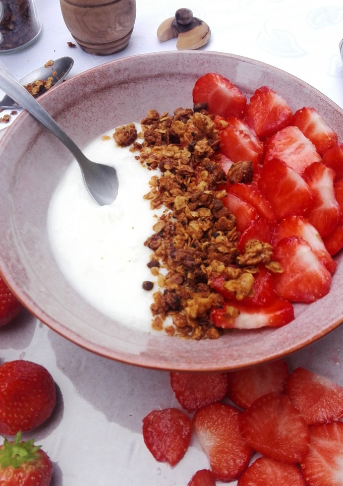 Una foto de Granola con nueces y tahini
