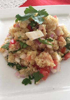 Una foto de Quinoa andina con vegetales y queso