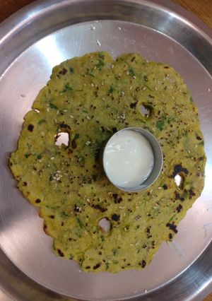 ज्वारीचे पौष्टिक थालिपीठ (jowariche paushtik thalipeeth recipe in marathi) रेसिपी चे मुख्य फोटो 