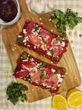Tartine houmous betterave, feta et coppa
