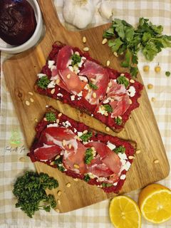 Une photo de Tartine houmous betterave, feta et coppa