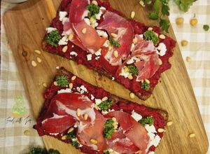 Une photo de Tartine houmous betterave, feta et coppa