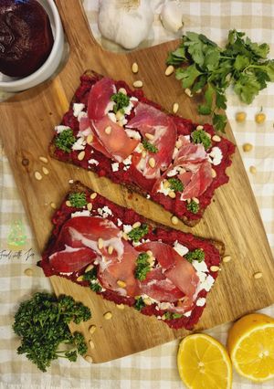 Une photo de Tartine houmous betterave, feta et coppa