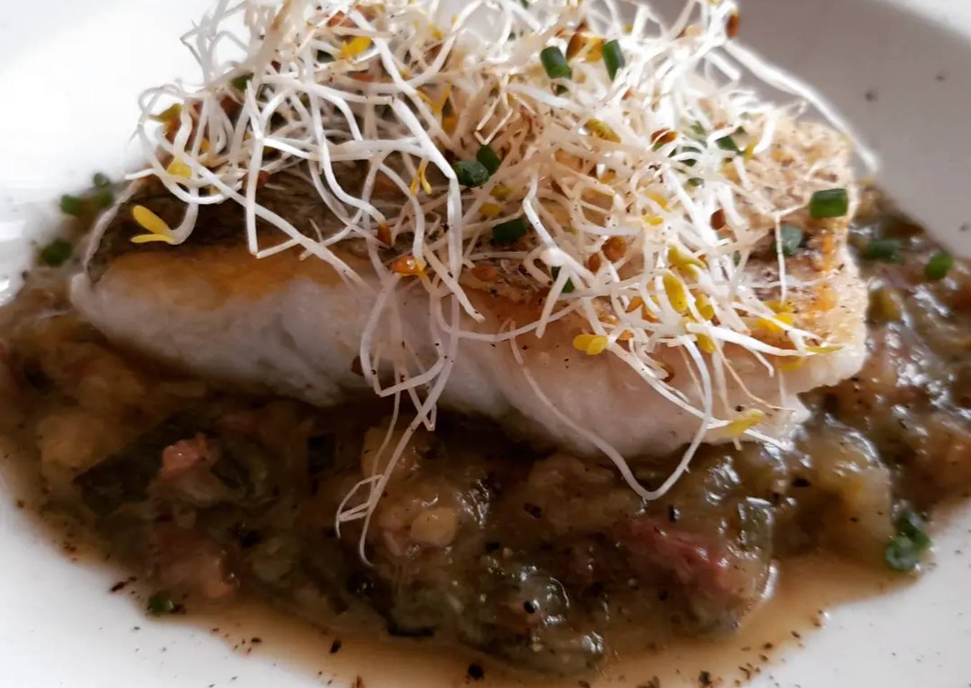 Merluza a la plancha con salsa de calabacín y jamón al tomillo