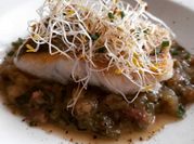 Una foto de filete de pescado en tomillo