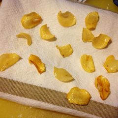 A picture of Crispy Garlic Chips.
