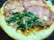 Una foto de pizza de mortadela